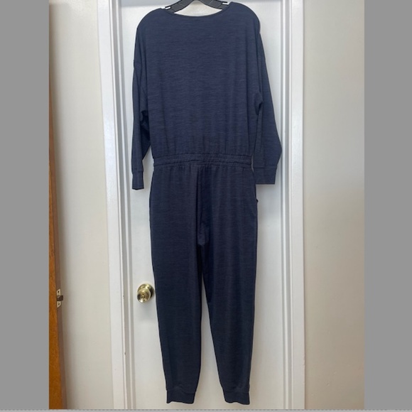VUORI Lux Long Sleeve V-Neck Jogger Jumpsuit Midnight Heather Blue - Picture 9 of 10